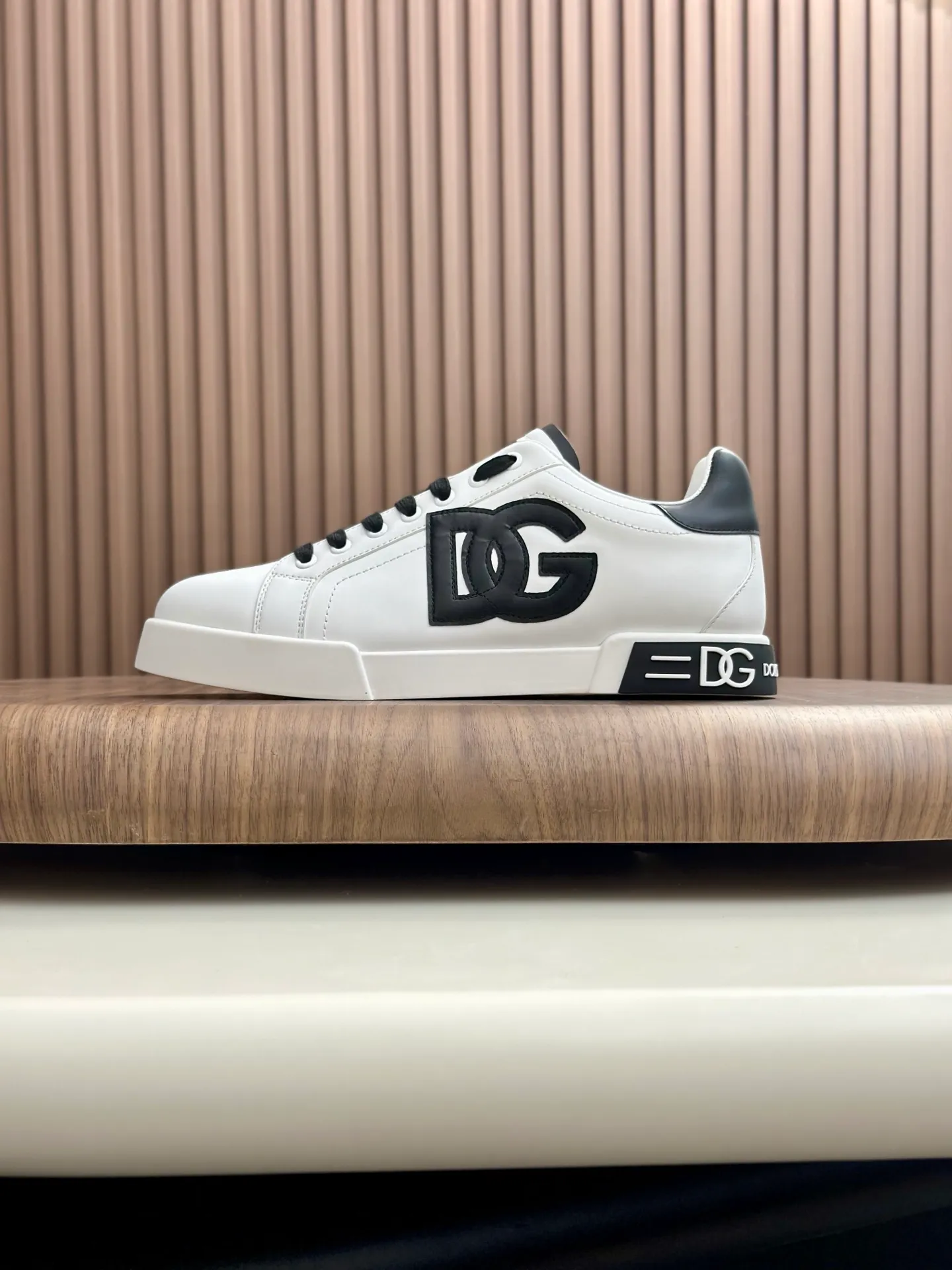 New product 💰800 DG Dolce & Gabbana men's shoes 💰ortofino calfskin sneakers ♞size; 39~44 (customized 38.45.46) Iconic men's shoes 💰ortofino series of sneakers, classic and timeless style, now presented with fashionable details. The calfskin engraved DG logo is a subtle finishing touch. Men's shoes💰ortofino calfskin sneakers: